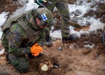 Ushtarë finlandezë kryejnë trajnim në Kampin Bondsteel