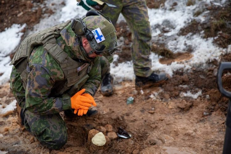 Ushtarë finlandezë kryejnë trajnim në Kampin Bondsteel