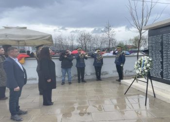 Presidentja Osmani bën homazhe në Krushë të Vogël (Video)