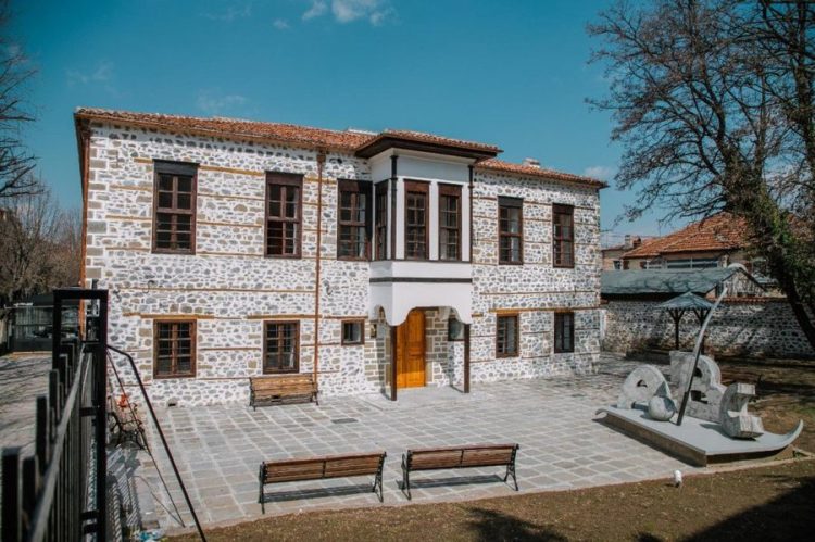 Shqipëria feston 7-Marsin “Dita e Mësuesit”, 138 vite nga hapja e shkollës së parë në gjuhën shqipe