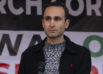 Aktori i ‘The Crown’ dhe i mbijetuari i Holokaustit thirren në polici pasi morën pjesë në marshimin për Palestinën