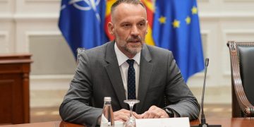 Fetai e quajti “moment historik” intervenimin e NATO-s në Kosovë, reagon ambasada serbe në Shkup