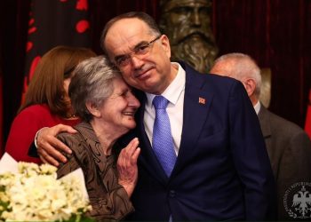 Begaj uron gratë për 8 Marsin: Forca e vërtetë e shoqërisë shqiptare