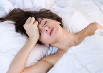 Pesë arsye përse djersitemi kur jashtë është ftohtë