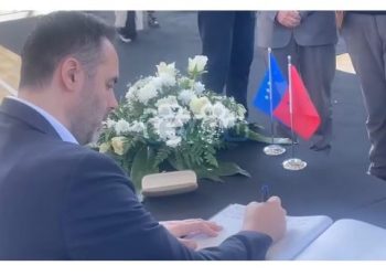 Kryeparlamentari Konjufca shkon për ngushëllime te familja e Thaçit