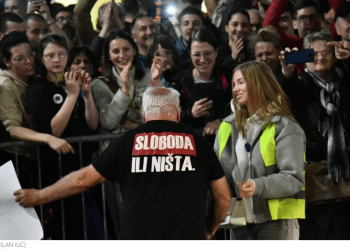 Gazeta britanike Guardian para protestës në Beograd: Tensionet po rriten, autokrati Vuçiq tronditet