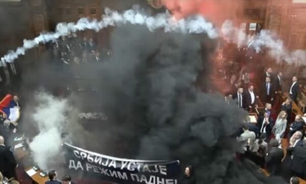 Kamberi: Bërnabiq po insiston të mbahet seanca në salla e mbushur me lotësjellës