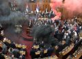 B*omba me tym dhe kaos në Kuvendin e Serbisë