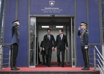 Kurti ia përmend Ruttes mediat ruse në Serbi që ndikuan në zgjedhjet në Kosovë