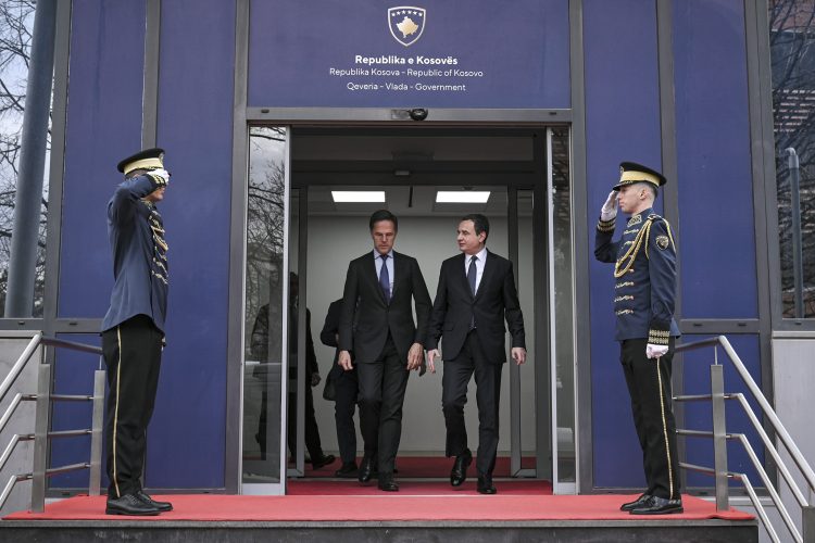 Kurti ia përmend Ruttes mediat ruse në Serbi që ndikuan në zgjedhjet në Kosovë