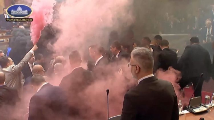 Tre deputetë të p*lagosur në Serbi, trazira në Parlament