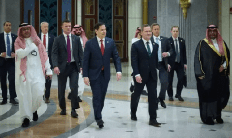 Bisedimet në Arabi, një gazetar i bërtet delegacionit amerikan: ‘Si shkoi takimi?’, Waltz ia kthen: ‘Po afrohemi’