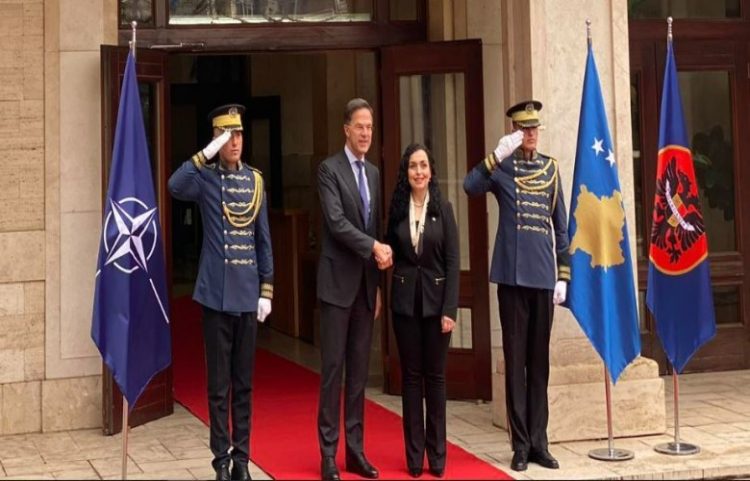 Rutte arrin në Prishtinë, nis takimin me presidenten Osmani(Video)
