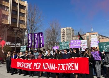 Gratë protestojnë me marsh në Prishtinë