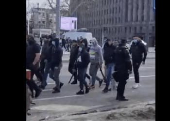 Burra të ma*skuar dhe të veshur me të zeza shfaqen në Beograd, protesta e madhe atje nis nga ora 16:00