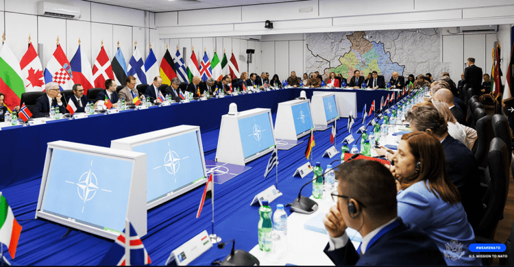 Diplomati amerikan që drejton misionin e SHBA në NATO ishte në Kosovë bashkë me Rutte: Që nga 1999 kemi punuar për paqe dhe siguri