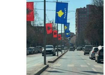 Epopeja e UÇK-së mbushë Mitrovicën me flamuj kombëtarë e shtetërorë