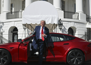 Trump mbështet Elon Musk, ble një Tesla Model S për 80.000 dollarë