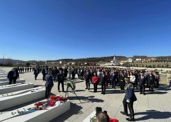 Presidentja Osmani, Kryeministri Kurti e Kryekuvendari Konjufca bën homazhe në Prekaz (Video)