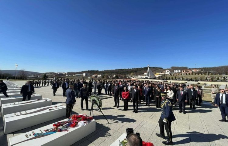 Presidentja Osmani, Kryeministri Kurti e Kryekuvendari Konjufca bën homazhe në Prekaz (Video)