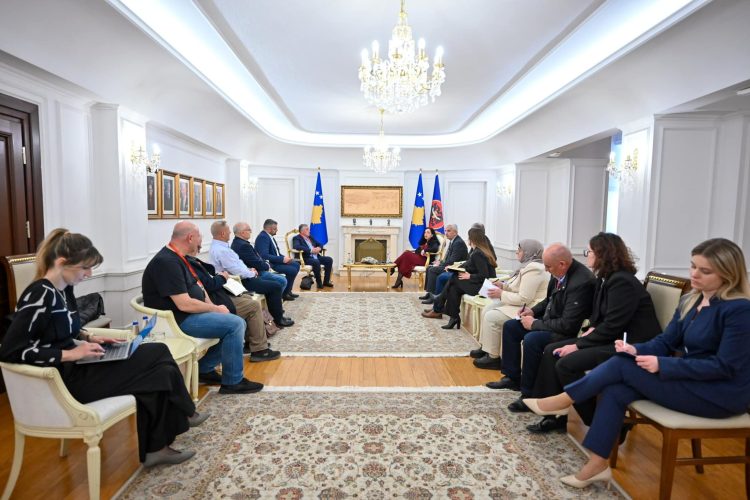 Osmani takohet me përfaqësues të institucioneve për zbardhjen e fatit të të zhdukurve