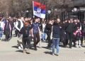 Serbët në veri protestojnë për arrestimin e disa të rinjve