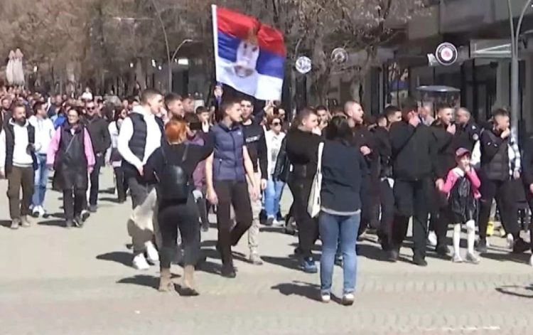 Serbët në veri protestojnë për arrestimin e disa të rinjve