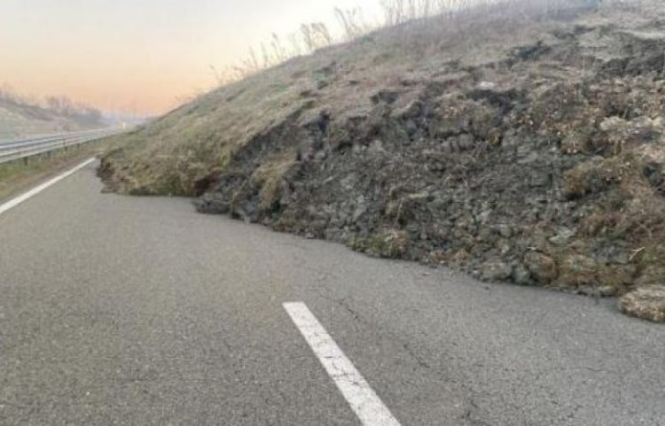 Rrëshqitja e dheut mbyll autostradën në mes të Prizrenit dhe Suharekës