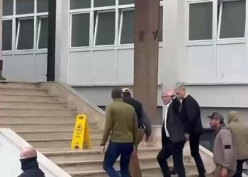 Ish- presidenti Hashim Thaçi arrin në Kosovë, viziton babanë në QKUK