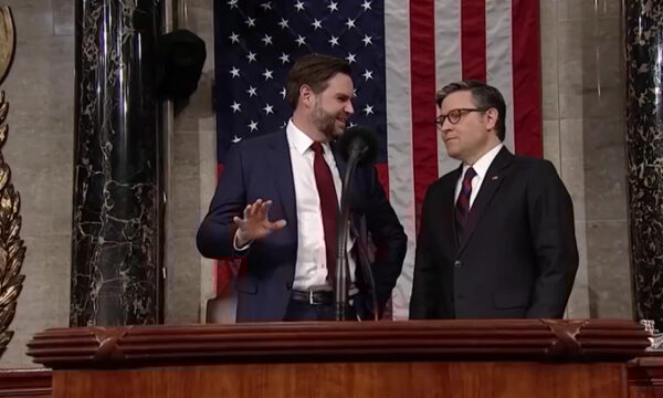 Harrojnë mikrofonin ndezur, Vance dhe kryetari i Dhomës së Përfaqësuesve dëgjohen duke folur keq për Bidenin