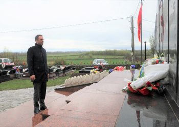 Konjufca bën homazhe në Lybeniq: Na mundon fakti që 26 vjet pas, s’ka proces ndërkombëtar të drejtësisë