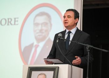 Kurti nderon ish-deputetin e Kuvendit të Kosovës Ali Lajçi në përvjetorin e vdekjes së tij
