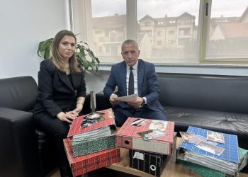 Kamberi dorëzon në Institutin për Kr*ime Lu*fte dokumente e fotografi të para dhe pas lu*ftës së fundit