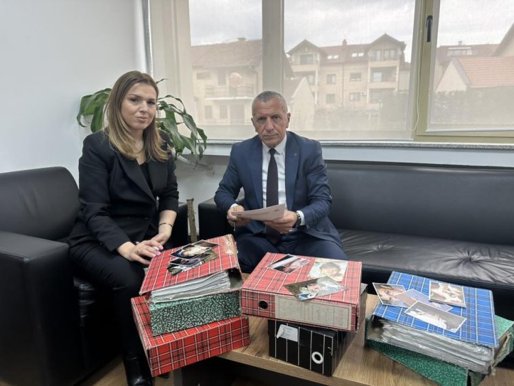 Kamberi dorëzon në Institutin për Kr*ime Lu*fte dokumente e fotografi të para dhe pas lu*ftës së fundit
