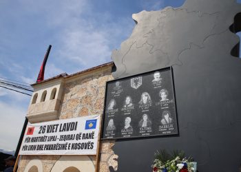 Në 26-vjetorin e rënies përkujtohen martirët e familjeve Lipaj, Zeqiraj dhe Mehaj në Istog
