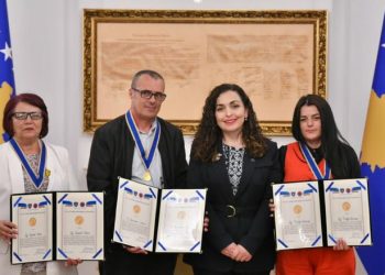 Osmani u ndan medalje nderi tre të mbijetuarve të dhu*nës se*ksuale gjatë lu*ftës në Kosovë