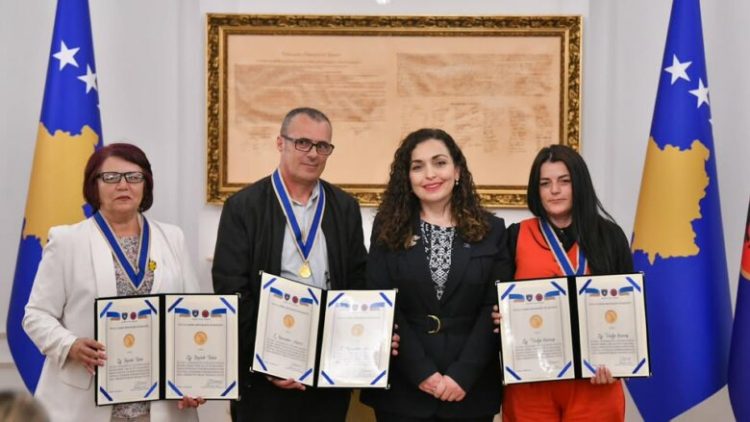 Osmani u ndan medalje nderi tre të mbijetuarve të dhu*nës se*ksuale gjatë lu*ftës në Kosovë