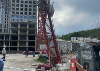 Rrëzohet vinçi te “Rruga A”, reagon Komuna e Prishtinës