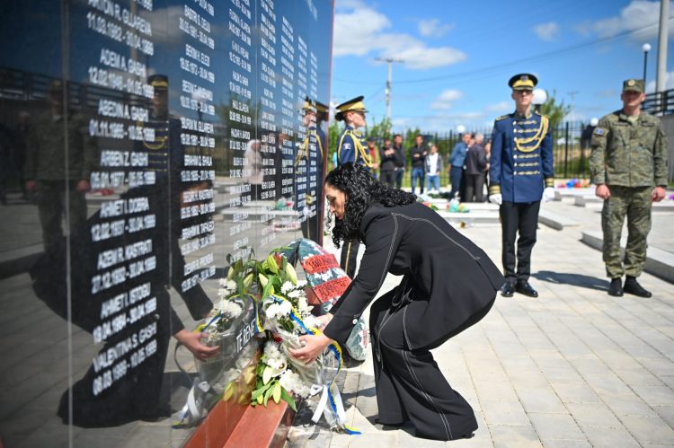 Osmani përkujtoi 26-vjetorin e ma*sakrës në Shtuticë, Vërbovc dhe fshatrat përreth të Drenasit