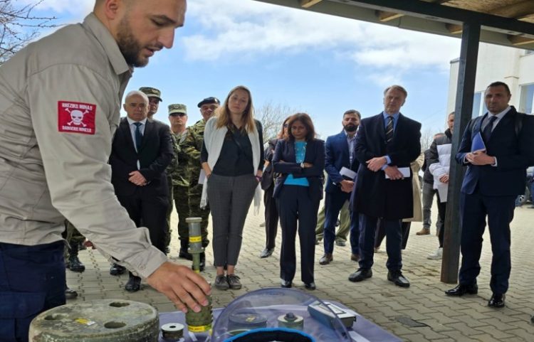 Patipati viziton Mitrovicën, diskuton për pastrimin e tokës nga minat