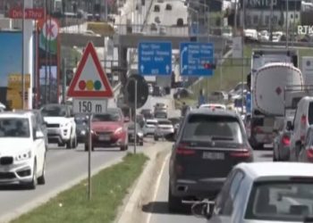 Trafiku në Prishtinë i ngarkuar, qytetarët i quajnë pritjet e mërzitshme