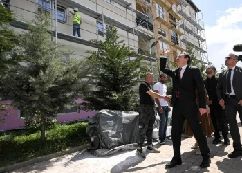 Kurti e Rizvanolli shohin nga afër investimet në banesat sociale në Hajvali