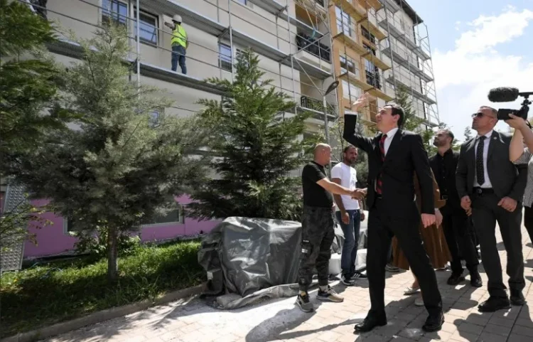 Kurti e Rizvanolli shohin nga afër investimet në banesat sociale në Hajvali
