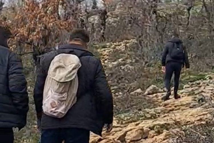 “Babë, kam mbet në mal dhe jam sëmurë”, fjalët e të riut që u gjet i vd*ekur në Malet e Pashtrikut