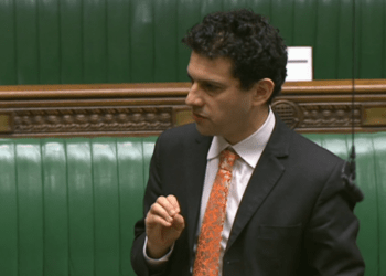 Deputeti britanik: Serbia duhet ta pranojë atë çfarë ndodhi në Kosovë dhe në Bosnje Hercegovinë