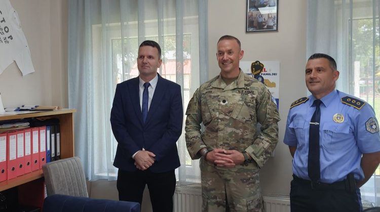 Donacion nga KFOR-i, përurohet dhoma mike në stacionin policor në Kamenicë