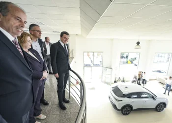 Kurti vizitoi kompaninë “Mercom”, përfituese nga Skema e Granteve për Inovacion të MINT/KIESA