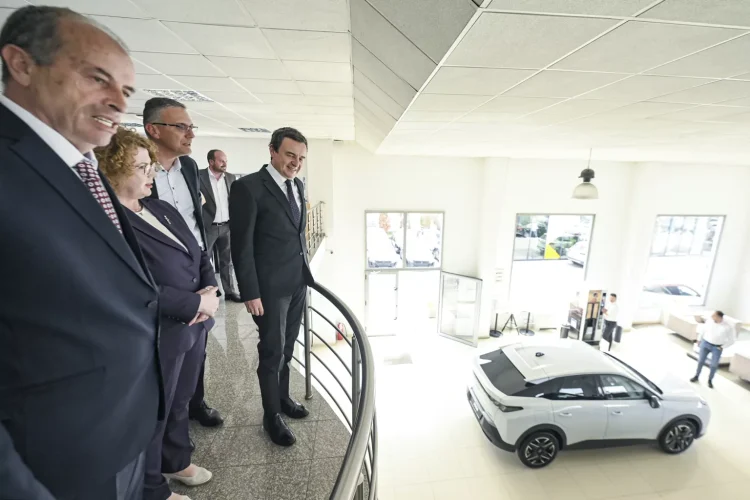 Kurti vizitoi kompaninë “Mercom”, përfituese nga Skema e Granteve për Inovacion të MINT/KIESA