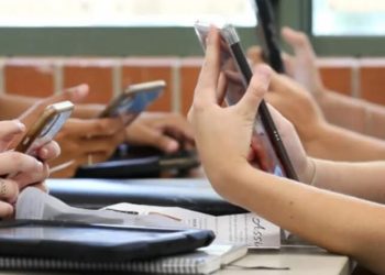 Sondazh: Gati të gjitha shkollat në Angli kanë ndaluar përdorimin e telefonave celularë