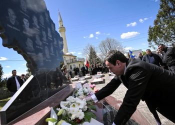 Kurti kujton vik*timat e ma*sakrave të prillit: Nderojmë trimërinë e UÇK-së